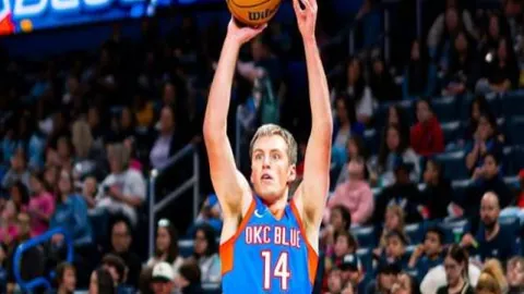 赵雅芝72岁再战威海5公里马拉松创佳绩，网友热议：刘晓庆同场竞技亦引人关注！